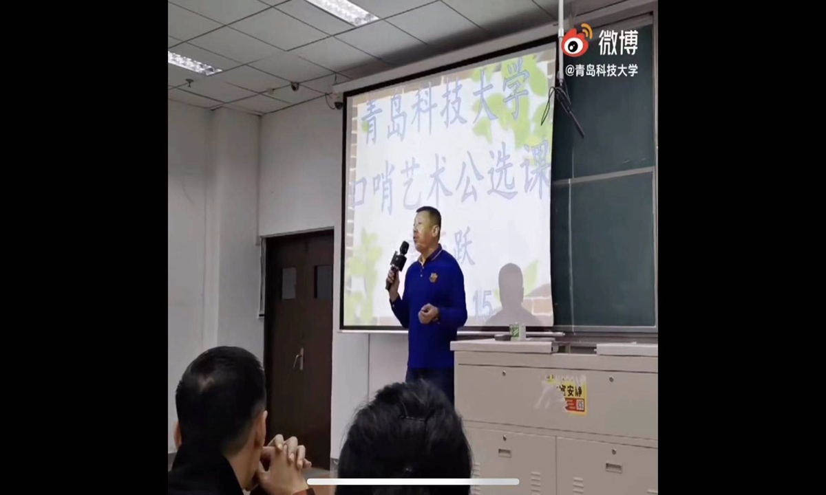 Cao Qingyue, the teacher of the course, demonstrated a difficult whistle technique that drew applause from the students. According to public information, Cao is a top whistling artist who has won several awards in international competitions. Photo: Qingdao Technology University