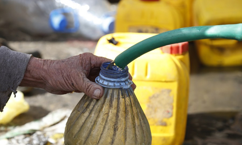 A Yemeni fills a plastic bottle with water from a charity tap in Sanaa, Yemen, on March 22, 2021, the World Water Day.(Photo: Xinhua)