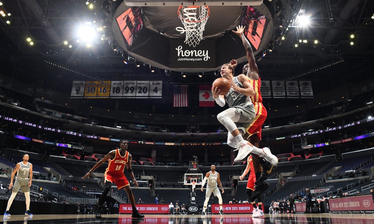 Luke Kennard of the Los Angeles Clippers shoots the ball against the Atlanta Hawks on Monday in Los Angeles, California. Photo: VCG
