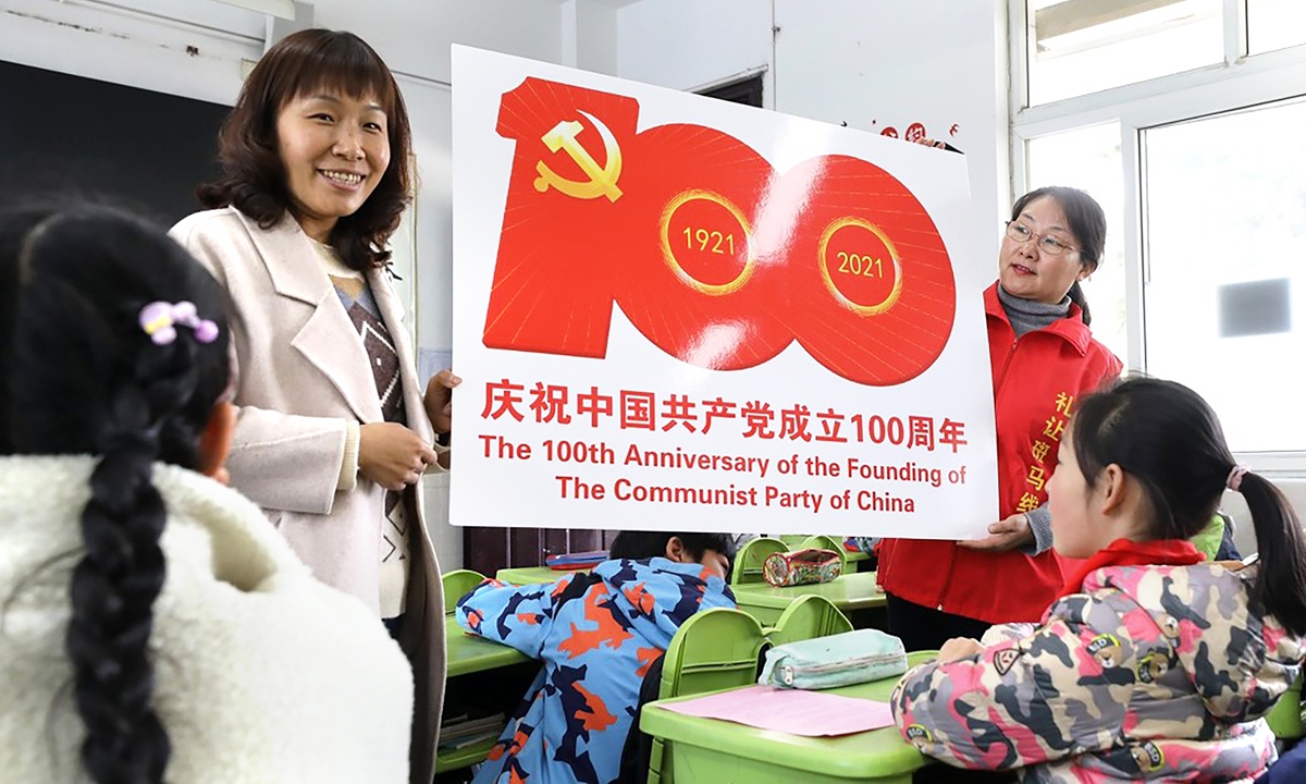 Teachers at an elementary school in the Shushan district, Hefei, East China's Anhui Province, explain the logo for the 100th Anniversary of the Founding of the Communist Party of China (CPC) on Wednesday. The logo was released the same day and the CPC's 100th anniversary falls on July 1. Photo: IC