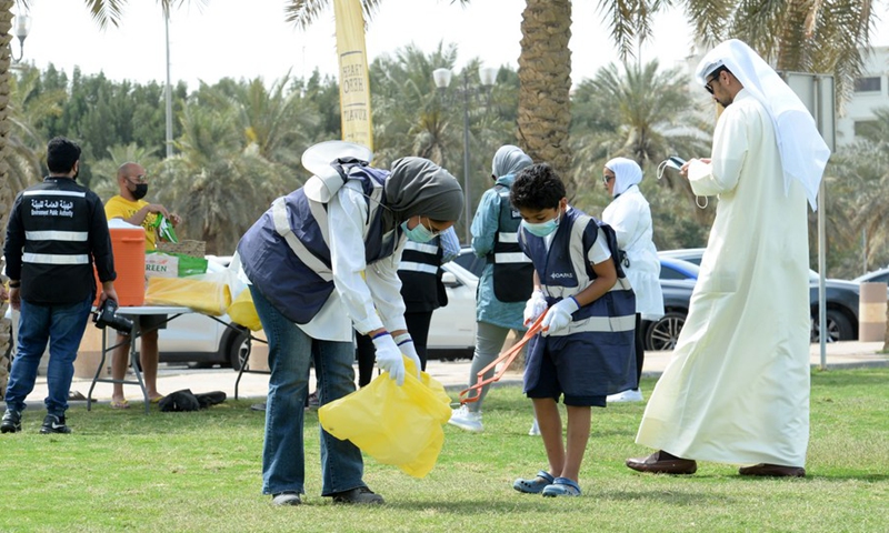 People participate in a beach-cleaning campaign in Kuwait City, Kuwait, March 23, 2021.(Photo: Xinhua)
