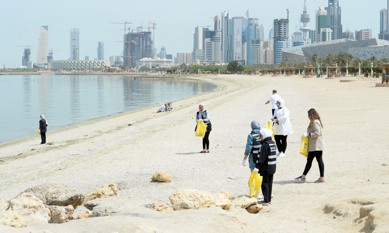Kuwaitis participate in a beach-cleaning campaign in Kuwait City, Kuwait, March 23, 2021.(Photo: Xinhua)