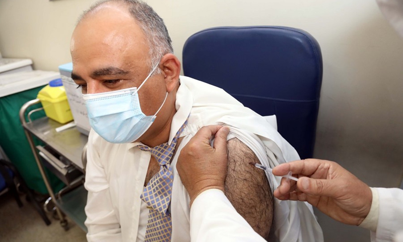 A medical worker receives a dose of China-donated COVID-19 vaccine in Baghdad, Iraq, March 7, 2021.(Photo: Xinhua)
