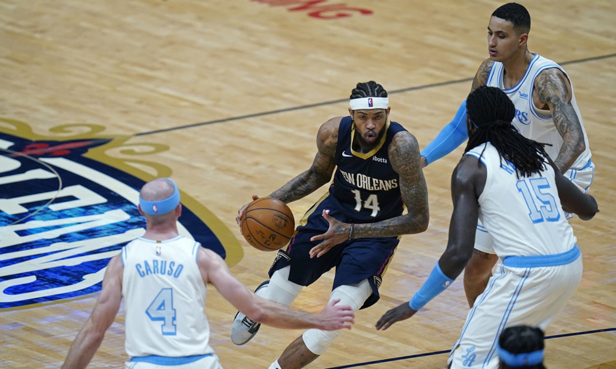 New Orleans Pelicans forward Brandon Ingram (No.14) drives to the basket in the game against the Los Angeles Lakers on Tuesday in New Orleans. Photo: IC