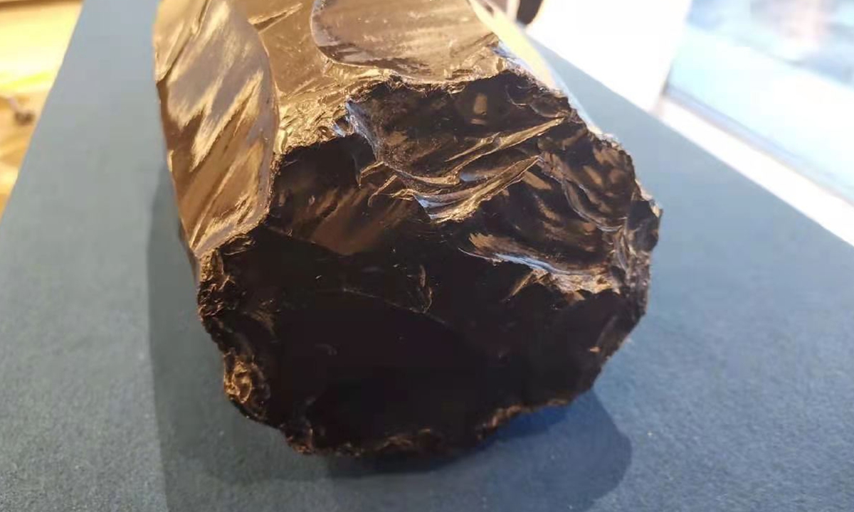 The obsidian stone piece. Photo: Weibo 