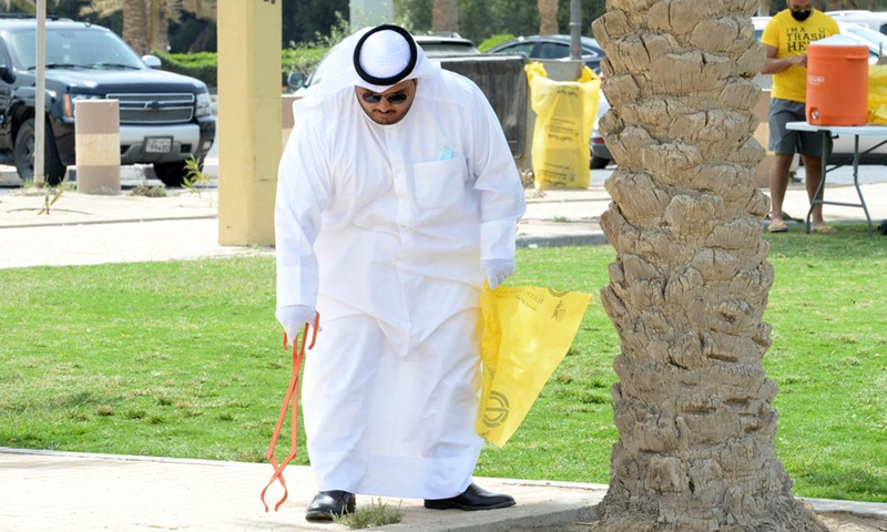A man participates in a beach-cleaning campaign in Kuwait City, Kuwait, March 23, 2021.(Photo: Xinhua)