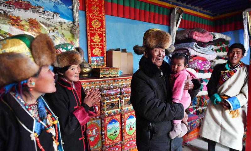 Basang (C) talks with his family at his home in Taye Village of Xigaze, southwest China's Tibet Autonomous Region, March 21, 2021. Basang, born in 1934, is a villager of Taye Village in Xigaze, China's Tibet Autonomous Region. In the old times, the family of Basang had to pay various taxes to serf owners, which made the family lead a miserable life. (Photo:Xinhua)