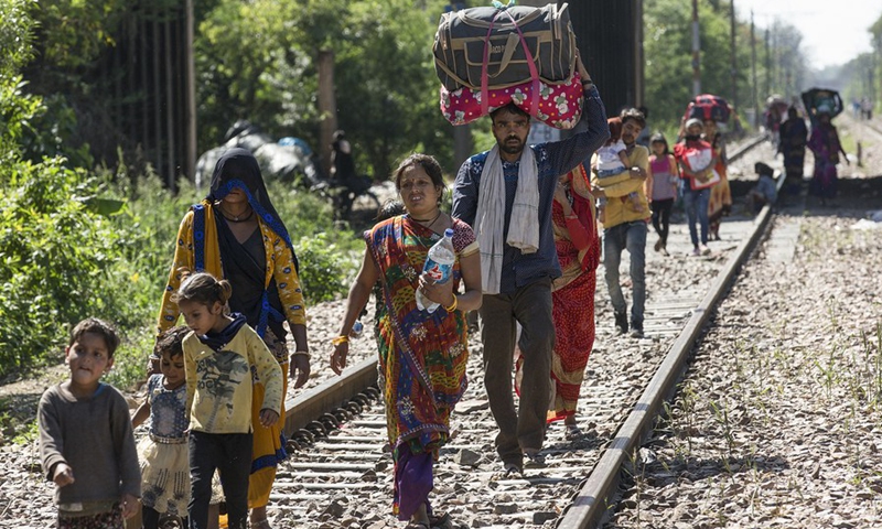 Migrant labourers walk to their villages during the lockdown in New Delhi, India, March 29, 2020.(Photo: Xinhua)