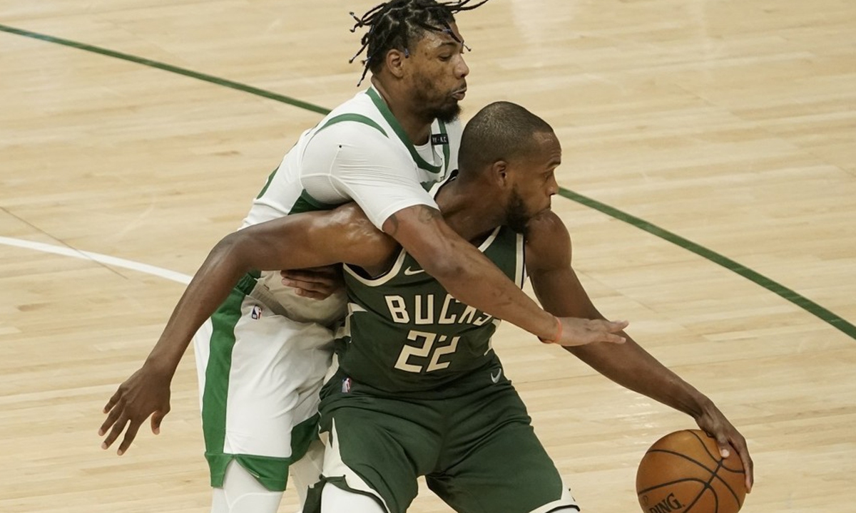 Milwaukee Bucks' Khris Middleton (right) tries to get past Boston Celtics' Marcus Smart on Wednesday in Milwaukee. Photo: IC