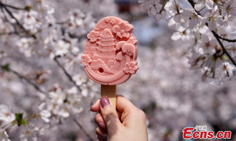 2021年3月25日，无锡太湖原头竹风景区很流行带有樱桃花色和风味的冰淇淋。照片：中国新闻社