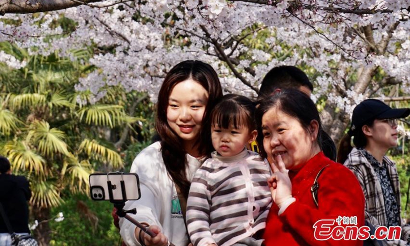 Snap-happy tourists are seen at the Taihu Yuantouzhu Scenic Area in East China’s Wuxi City, March 25, 2021. Photo: China News Service