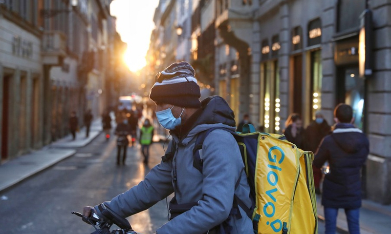 A food delivery man wearing a face mask rides pass Via dei Condotti in Rome, Italy, Jan. 27, 2021.(Photo: Xinhua)