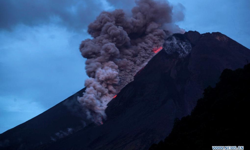 Photo taken on March 27, 2021 shows volcanic materials spewing from Mount Merapi as seen from Turgo village in Sleman district, Yogyakarta, Indonesia.(Photo: Xinhua)