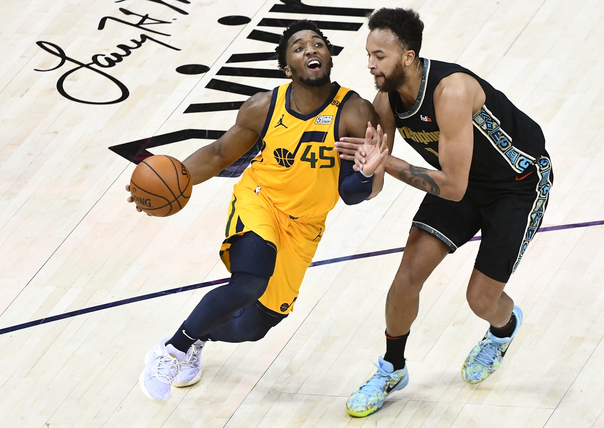 Donovan Mitchell of the Utah Jazz drives into Kyle Anderson of the Memphis Grizzlies on Saturday in Salt Lake City, Utah. Photo: VCG