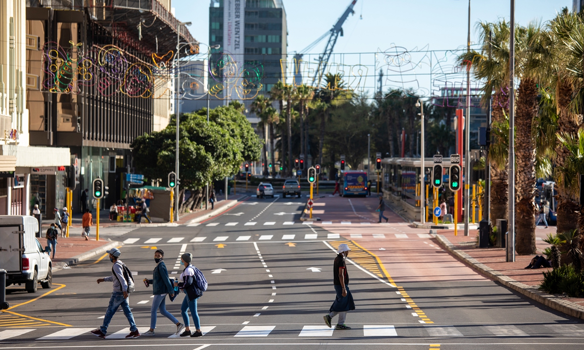 Pedestrians cross Adderly Street in central Cape Town, South Africa, on Monday, Jan. 11, 2021. The pandemic and restrictions imposed to contain it have devastated Africa's most industrialized economy, and the extension of curbs that came into effect at the height of the holiday season bode ill for efforts to engineer a rebound. Photo: VCG