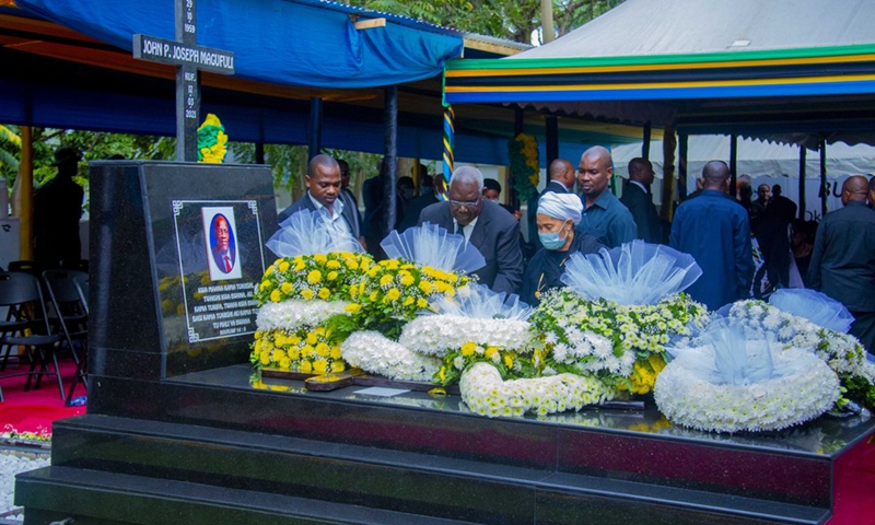 People present wreaths at the tomb of former Tanzanian President Magufuli in Chato, Tanzania, on March 26, 2021.(Photo: Xinhua)