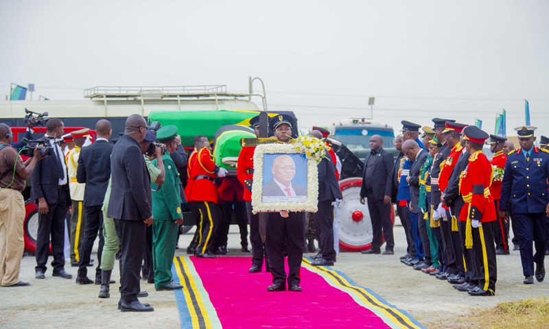 Soldiers carry the casket of former Tanzanian President John Magufuli in Chato, Tanzania, on March 26, 2021.(Photo: Xinhua)