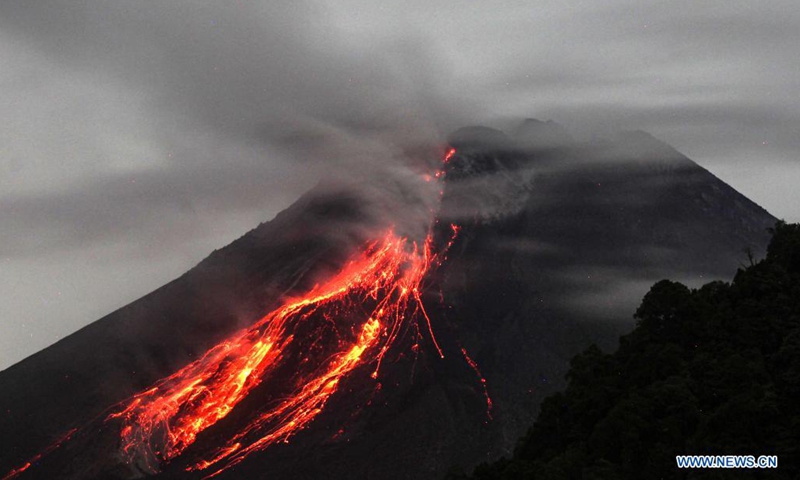 Photo taken on March 27, 2021 shows volcanic materials spewing from Mount Merapi as seen from Turgo village in Sleman district, Yogyakarta, Indonesia.(Photo: Xinhua)
