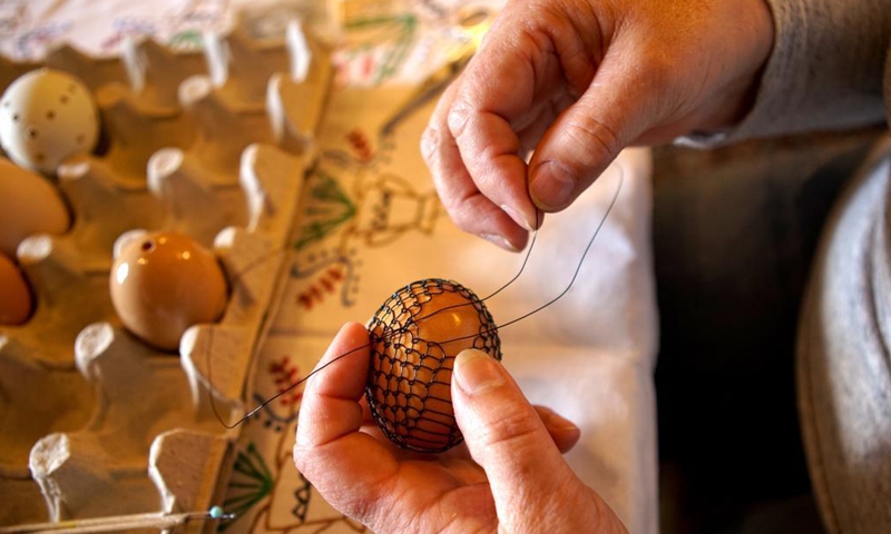 A woman decorates an Easter egg in the village of Cisovice, Czech Republic, March 27, 2021. Local women in the countryside like to paint Easter eggs before the holiday and give them to others as gifts. (Photo :Xinhua)
