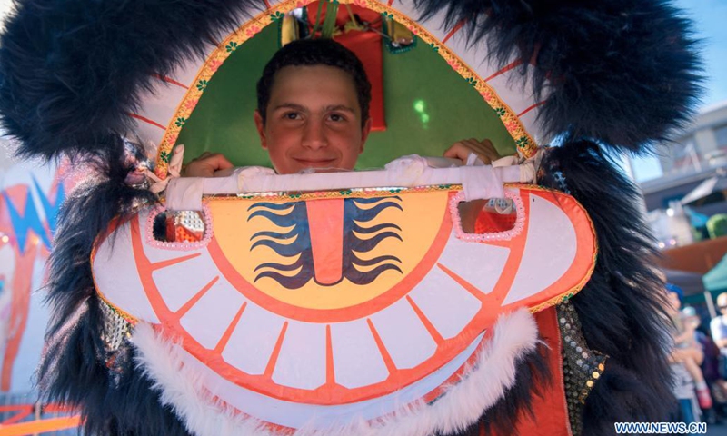 Photo taken on March 27, 2021 shows a man trying the lion dance during the outdoor arts and music festival CubaDupa in Wellington, New Zealand. The Cuba Street Precinct in New Zealand's capital here has come alive over the weekend as Chinese lion dances and traditional Chinese music adorned New Zealand's largest outdoor arts and music festival CubaDupa. (Photo: Xinhua)