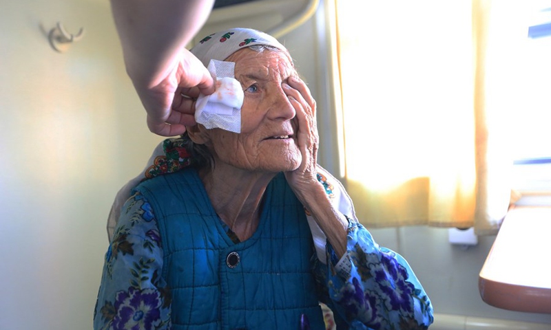 File photo shows a patient receives eye examination after surgery in northwest China's Xinjiang Uygur Autonomous Region. (Photo: Xinhua)