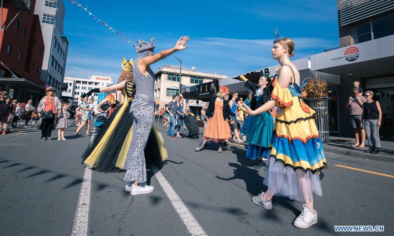 People perform during the outdoor arts and music festival CubaDupa in Wellington, New Zealand, March 27, 2021. The Cuba Street Precinct in New Zealand's capital here has come alive over the weekend as Chinese lion dances and traditional Chinese music adorned New Zealand's largest outdoor arts and music festival CubaDupa.(Photo: Xinhua)