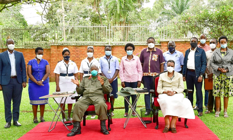 Uganda's President Yoweri Museveni (L) and First Lady Janet Museveni(R) pose for a picture together with the health team after receiving their first Covid-19 vaccination at State House in Nakasero, Kampala, Uganda, on March 27, 2021. (Photo: Xinhua)
