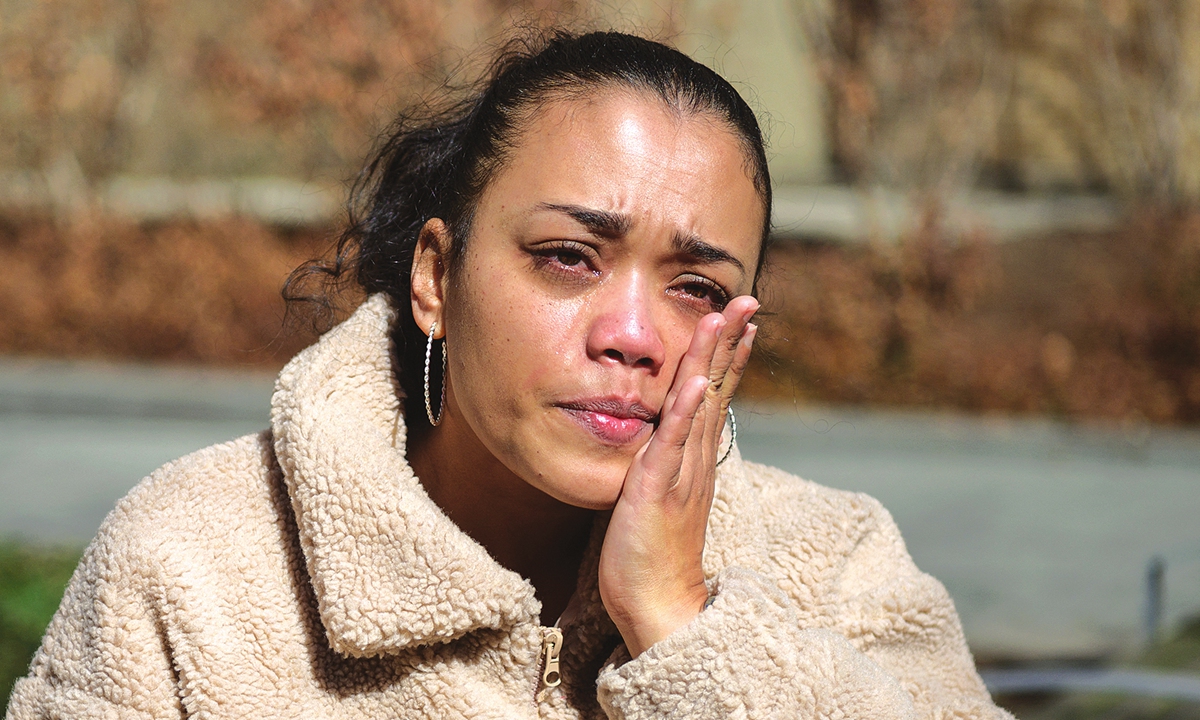 Elizabeth Medina wipes tears from her cheek outside NewYork-Presbyterian Hospital in New York City, the US on March 22. Photo: AFP 