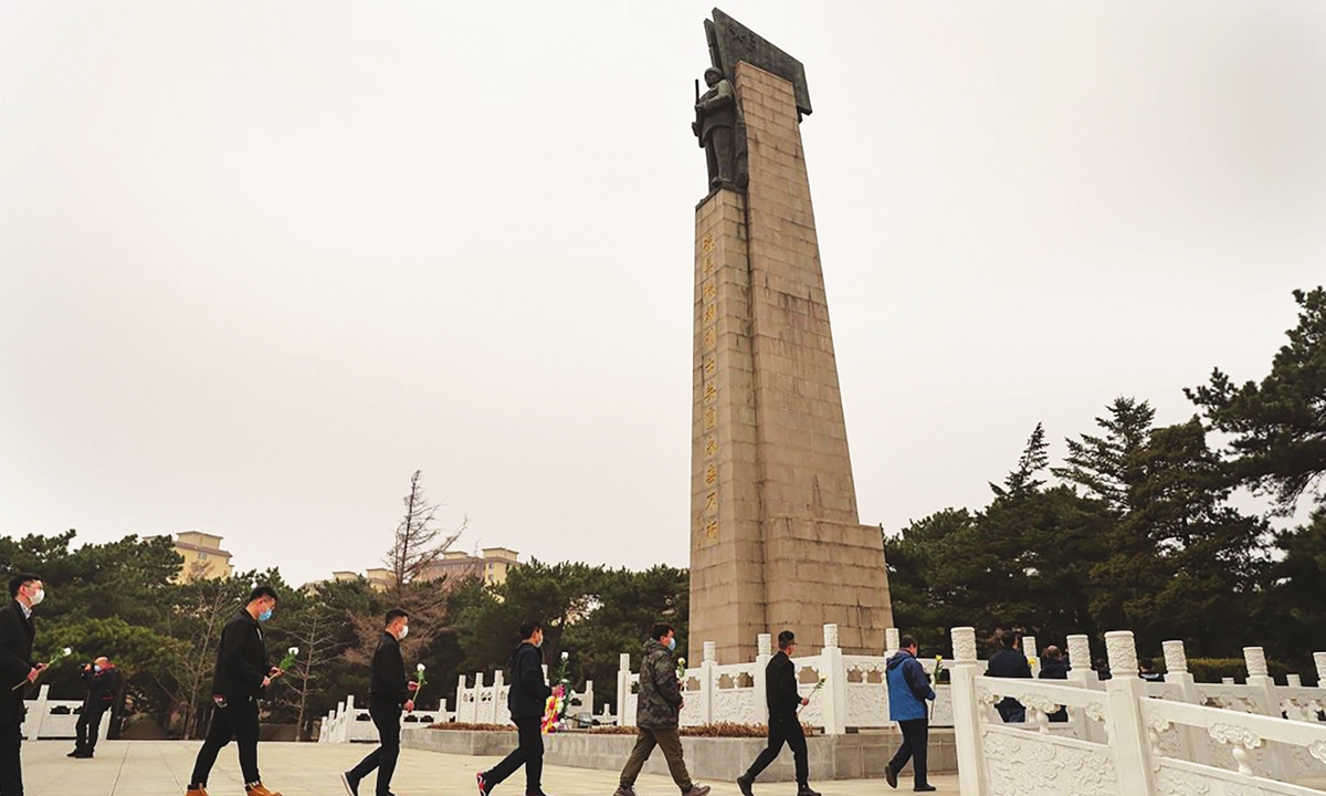 People in Shenyang, capital of Northeast China's Liaoning Province, visit the Cemetery for Martyrs of the Chinese People's Volunteers located in the city on Monday to pay tribute to the martyrs. The traditional Qingming Festival, or Tomb-sweeping Day, falls on April 4 this year. Photo: IC