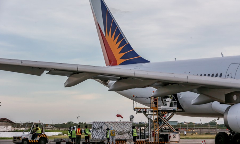 Staff members transport cargo containing the first batch of government-purchased Sinovac COVID-19 vaccines upon the arrival in Manila, the Philippines, March 29, 2021.(Photo: Xinhua)
