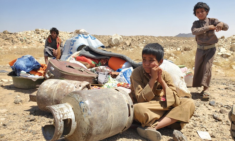 Displaced children flee their camp in Yemen's central province of Marib after the Houthis launched an artillery shelling on the camp on March 28, 2021.(Photo: Xinhua)