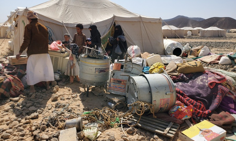 The photo shows internally displaced people who flee their camp in Yemen's central province of Marib after the Houthis launched an artillery shelling on the camp on March 28, 2021.(Photo: Xinhua)
