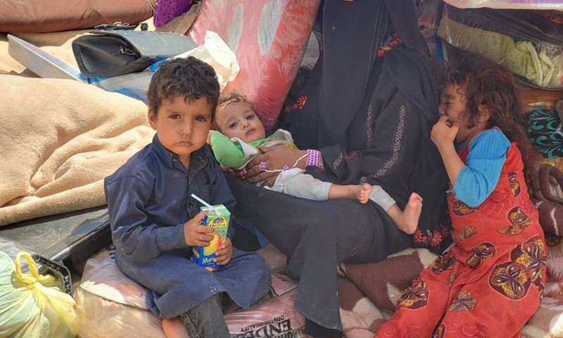 Displaced children flee their camp in Yemen's central province of Marib after the Houthis launched an artillery shelling on the camp on March 28, 2021.(Photo: Xinhua)