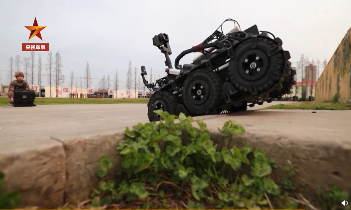 A soldier affiliated with an engineer and NBC defense brigade under the Chinese People's Liberation Army 71st Group Army operates a new type of bomb disposal robot in training in Spring 2021. Photo: Screenshot from China Central Television