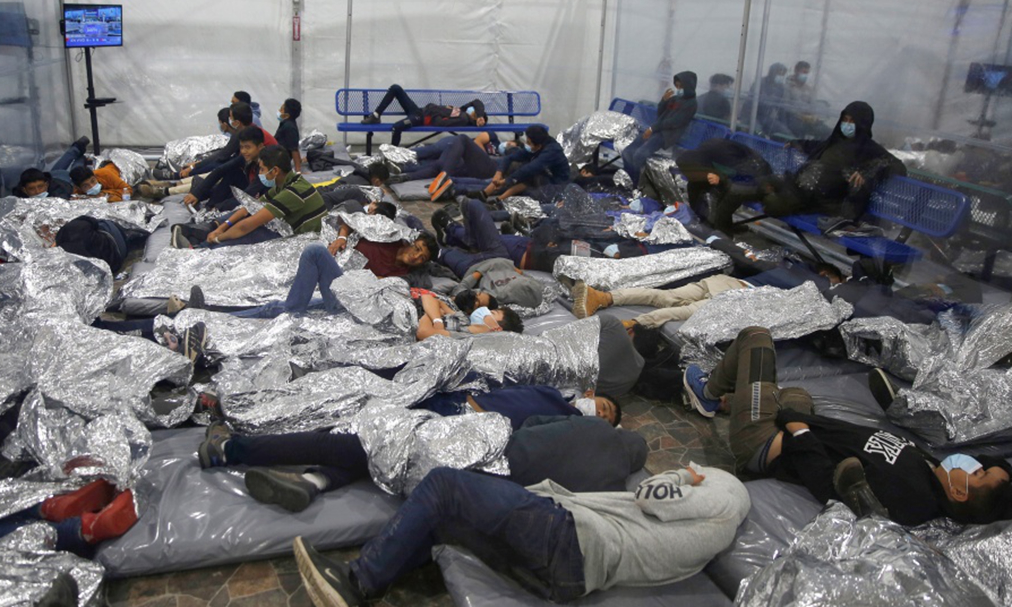 Young migrants rest at the US Customs and Border Protection facility, the main detention center for unaccompanied children in the Rio Grande Valley, in Donna, Texas, Tuesday. The Biden administration for the first time allowed some media to visit the facility on Tuesday. Photo: The Paper