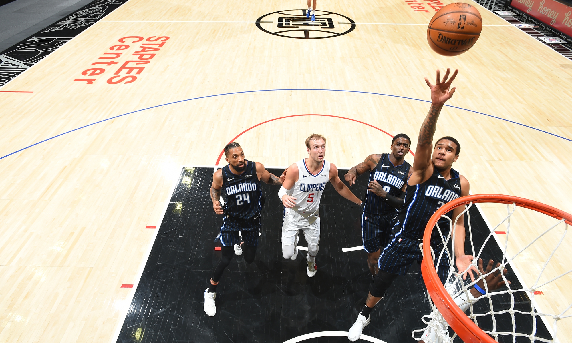 Chuma Okeke of the Orlando Magic shoots the ball against the LA Clippers on Tuesday in Los Angeles. Photo: VCG