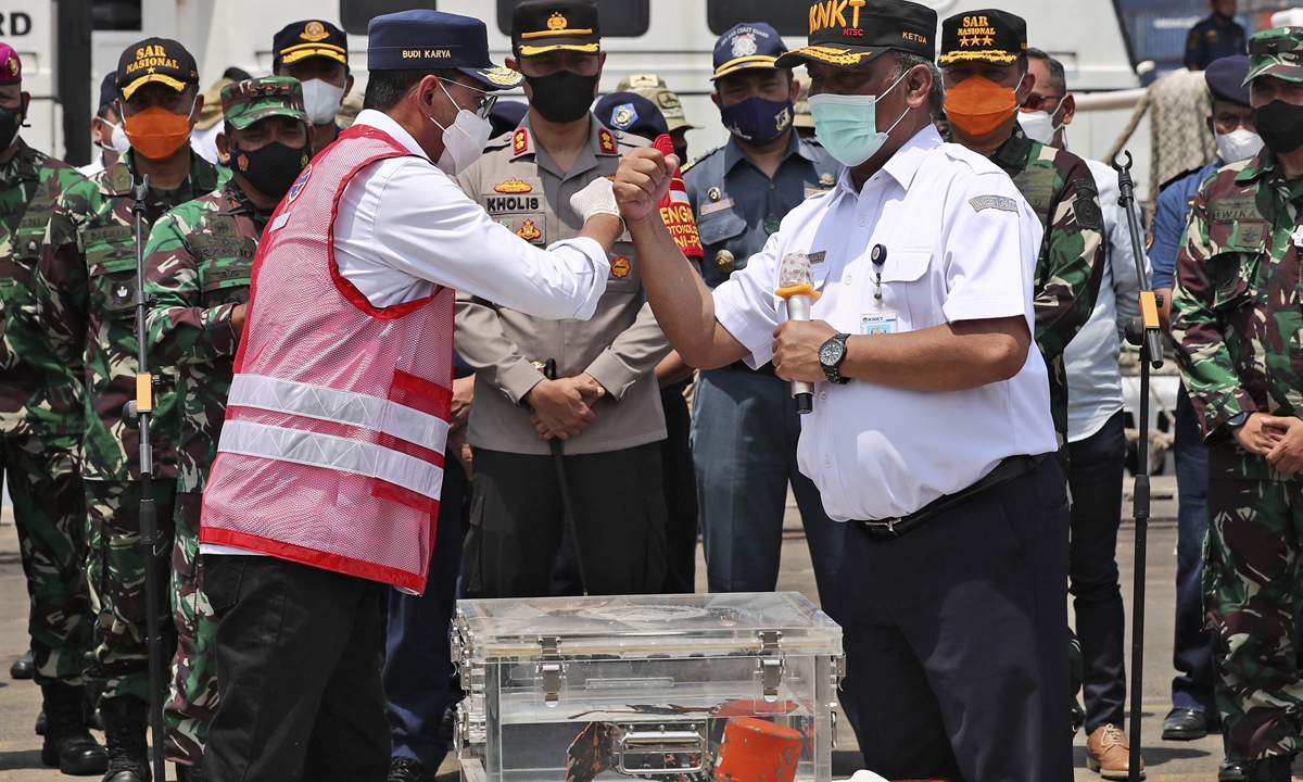 Members of of National Transportation Safety Committee carry a box containing the cockpit voice recorder of Sriwijaya Air flight SJ-182 recently retrieved from the waters off Java Island where the passenger jet crashed in January, during a press conference at Tanjung Priok Port in Jakarta, Indonesia, on March 31, 2021. Photo: VCG
