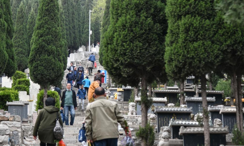 People visit Yuhanshan Cemetery to pay tribute to the dead ahead of Qingming Festival in Jinan, east China's Shandong Province, April 1, 2021. The Tomb-sweeping Day, also known as Qingming Festival, which falls on April 4 this year, is a Chinese festival when people pay tribute to the dead and worship their ancestors by visiting tombs and making offerings. Photo: Xinhua