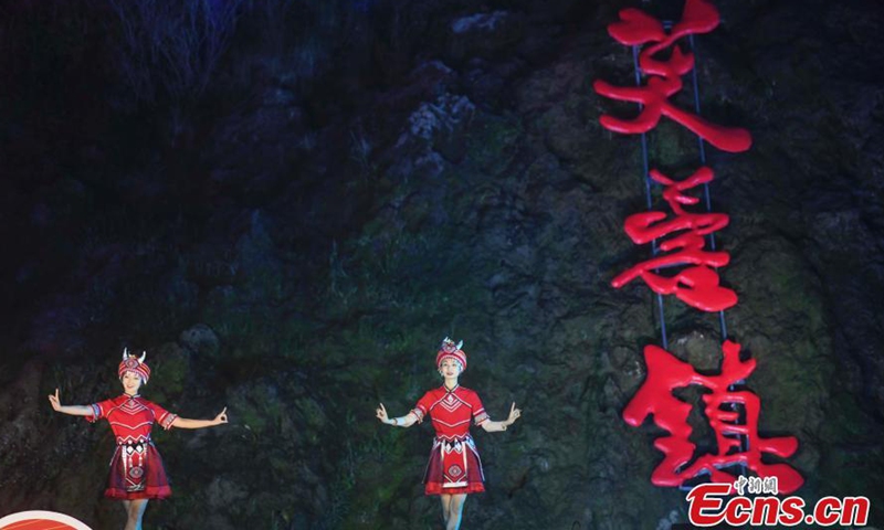 Photo taken on March 31, 2021 shows dancers in Furong Town, central China's Hunan Province. A Guochao show, the resurgence of traditional style and cultural elements, debuted in Furong Town on Wednesday night. Inheritors of the intangible cultural heritage perform with young singers and dancers, combining traditional intangible culture with modern arts, in the hope to appeal more young people to traditional Chinese culture. Photo: China News Service