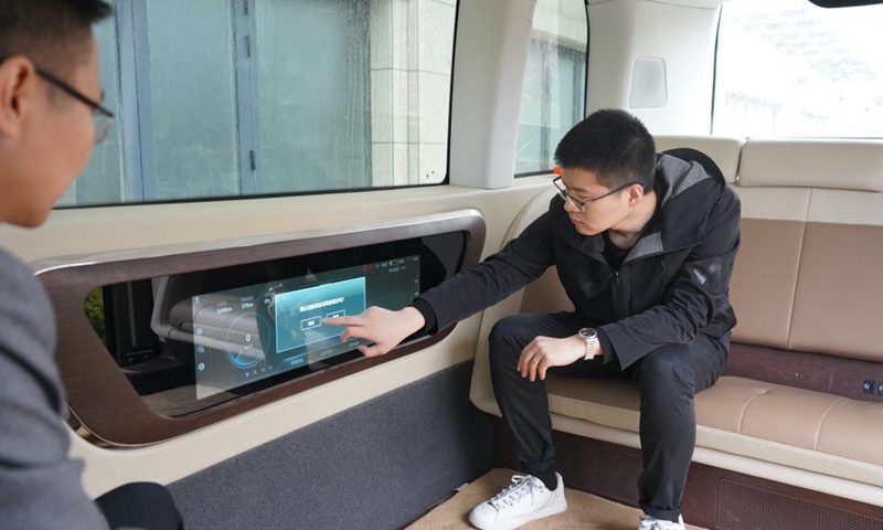 A staff member of Xiongan digital transportation lab manipulates an unmanned vehicle in Xiongan New Area, north China's Hebei Province, March 26, 2021. The Xiongan digital transportation lab is committed to digital transportation research to boost smart city development.Photo:Xinhua
