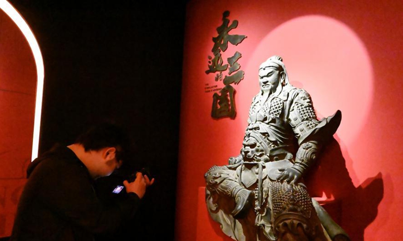2021年3月31日拍摄的照片显示了位于中国西南四川省成都市吴后宫的关羽坐像铜像。 关是三国时期（公元220-280年）著名的军事将领，因其忠诚和公义而广受尊敬。耗时两年的策划和准备工作的三国展览于周三在成都五后宫开幕。 图片：中国新闻社