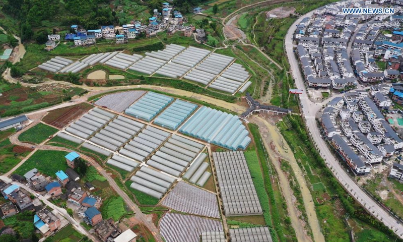 Aerial photo taken on March 31, 2021 shows a vegetable greenhouse base in Anping Town of Fengjie County, southwest China's Chongqing. By improving infrastructure, developing electric commerce and setting up industrial park for people returning to hometown, Fengjie County has found ways to boost local development.  Photo: Xinhua
