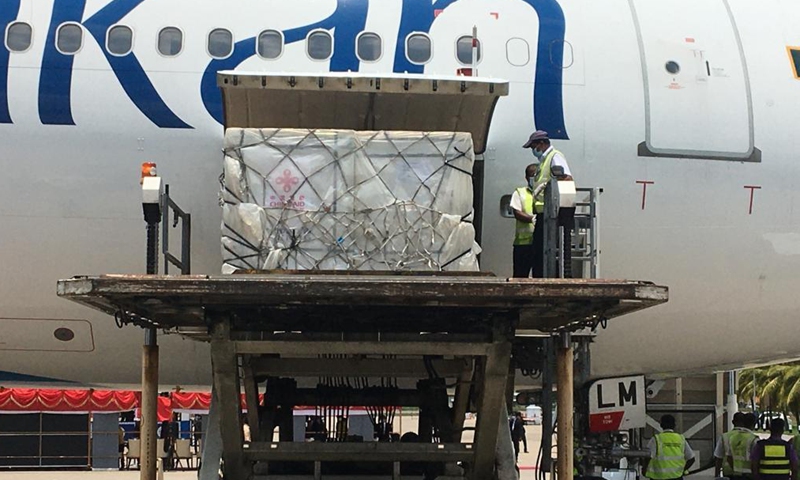 Cellphone photo shows workers unloading Sinopharm COVID-19 vaccines at the Bandaranaike International Airport in Colombo, Sri Lanka, March 31, 2021. A batch of Sinopharm vaccines arrived in Sri Lanka from China on Wednesday as part of a donation by the Chinese government to the island nation.Photo:Xinhua