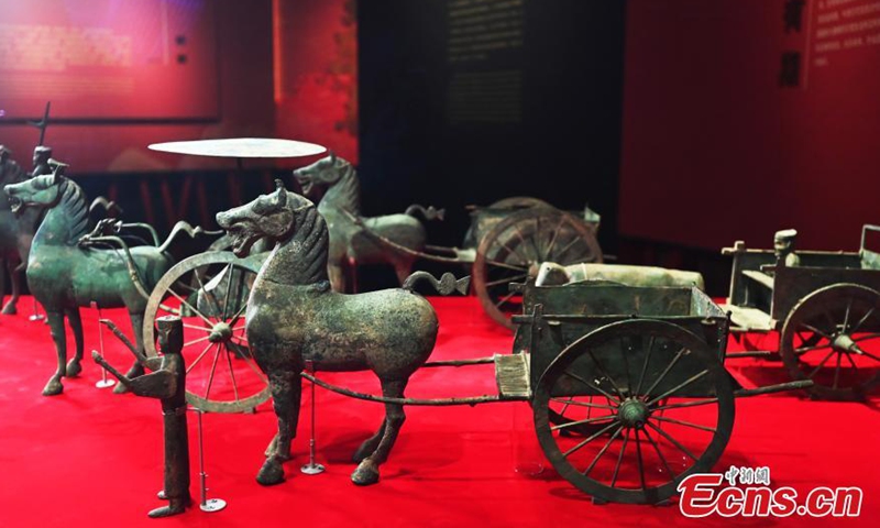 2021年3月31日拍摄的照片显示了在中国西南四川省成都市武侯Sh举行的汉代青铜战车和马匹游行（公元前202年-公元220年）。三国展览，耗时两年进行规划和准备于周三在成都五侯神社开放。 图片：中国新闻社