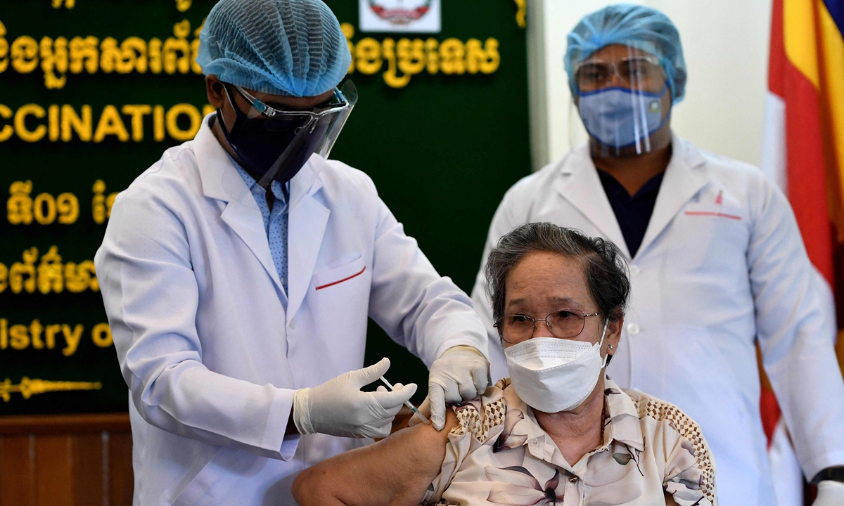 Cambodian Ministry of Information receives a dose of China's Sinovac COVID-19 vaccine in Phnom Penh on Thursday. The country got its first batch of vaccines in February from China and a new batch arrived on March 26. China has exported vaccines to more than 40 countries and provided vaccine aid to 80 countries and three international organizations. Photo: VCG