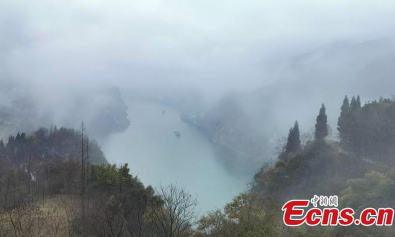 在中国中部湖北省宜昌市，几天一直阴雨密布。 宜昌市最大的长江三峡西陵峡谷笼罩在雾中，像一幅美丽的水墨画。图片：中国新闻社
