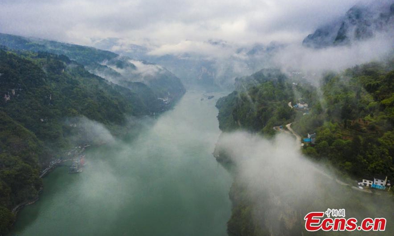 在中国中部湖北省宜昌市，几天一直阴雨密布。 宜昌市最大的长江三峡西陵峡谷笼罩在雾中，像一幅美丽的水墨画。图片：中国新闻社