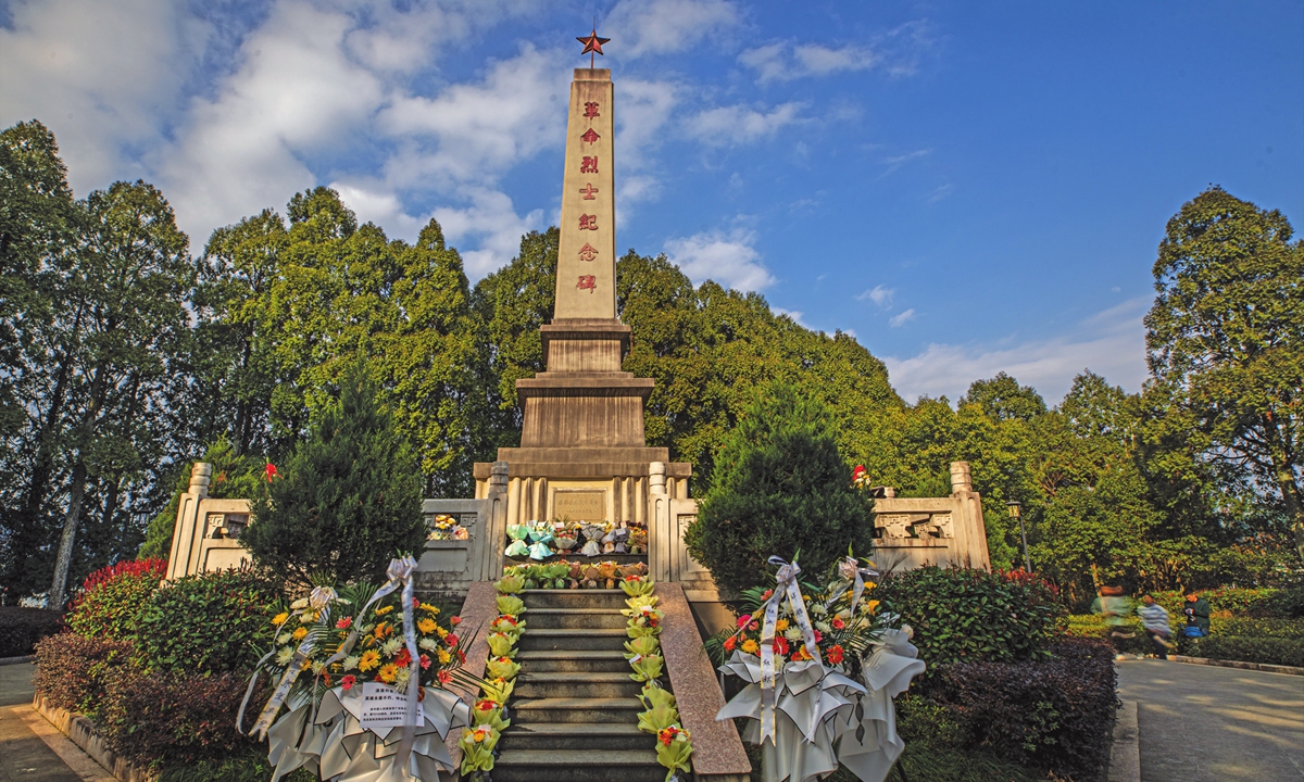 The ashes of martyr Chen Xiangrong are buried in Pingnan Martyrs Cemetery, East China's Fujian Province, and flowers cover the front of the martyrs' monument. Photo: VCG