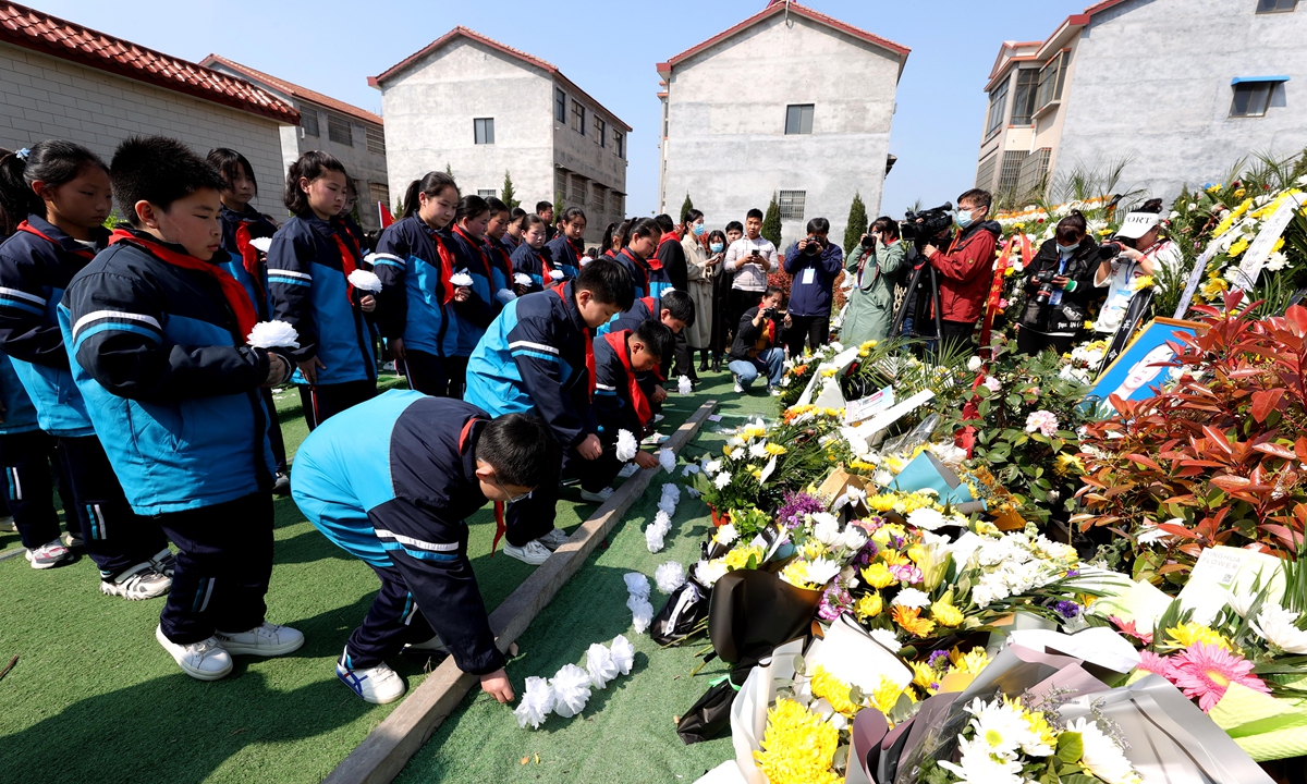 Students commemorate martyr Xiao Siyuan at the Yanjin Martyrs Cemetery in Xinxiang, Central China's Henan Province on Sunday, China's traditional Tomb-sweeping Day. Photo: VCG