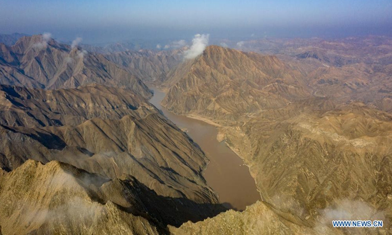 Aerial photo taken on April 5, 2021 shows the scenery of the Yellow River in the Heishan Gorge area in Zhongwei City, northwest China's Ningxia Hui Autonomous Region. Heishan Gorge is located in the upper reaches of the Yellow River, with a total length of over 70 kilometers.(Xinhua)